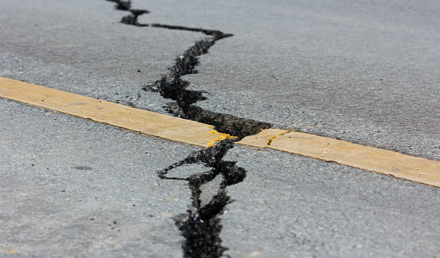 crack in road due to earthquake